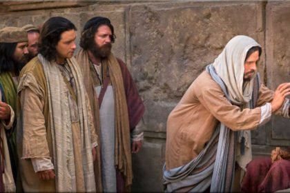 DIA MEMBUKA MATA SAYA